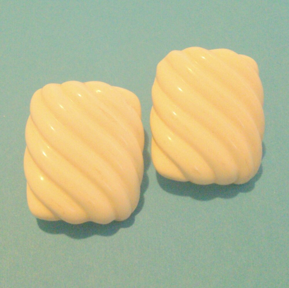 Vintage NAPIER Ivory Colored Molded Clip Earrings